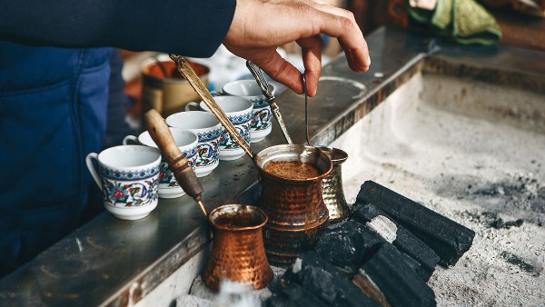 هل القهوة تضر المعدة؟.. خبراء يكشفون الحقيقة وتأثيرها على الجهاز الهضمي