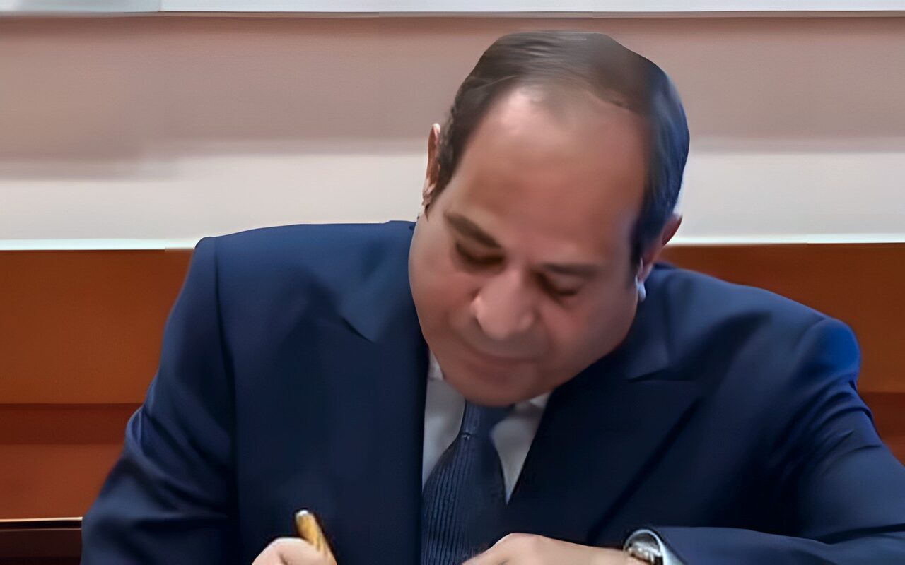 الرئيس السيسي يوقع في دفتر التشريفات بالقصر الرئاسي الكوري الجنوبي