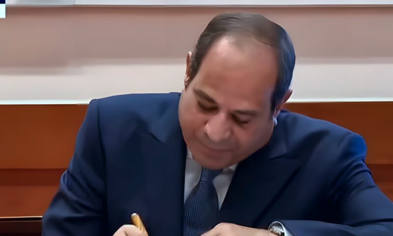 الرئيس السيسي يوقع في دفتر التشريفات بالقصر الرئاسي الكوري الجنوبي
