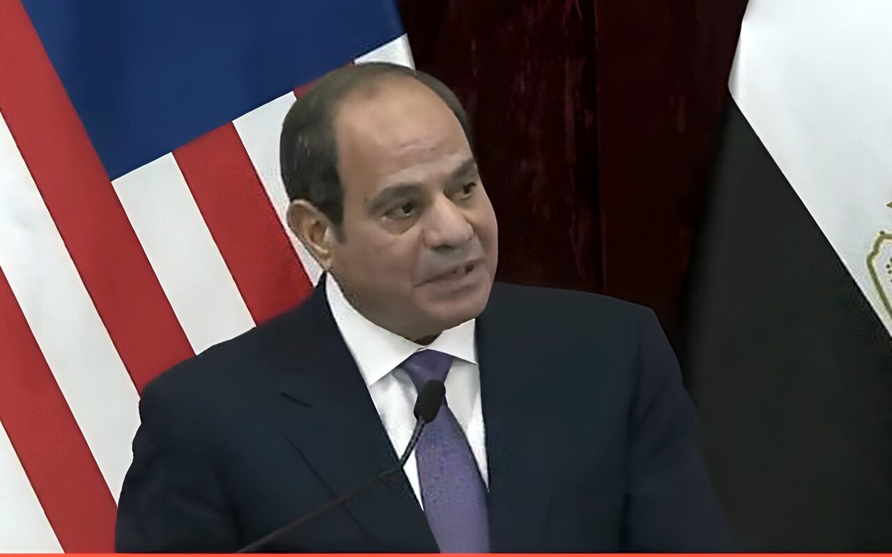 “مقدرش أنافسك”.. الرئيس السيسي يمازح رئيس وزراء ماليزيا على الهواء