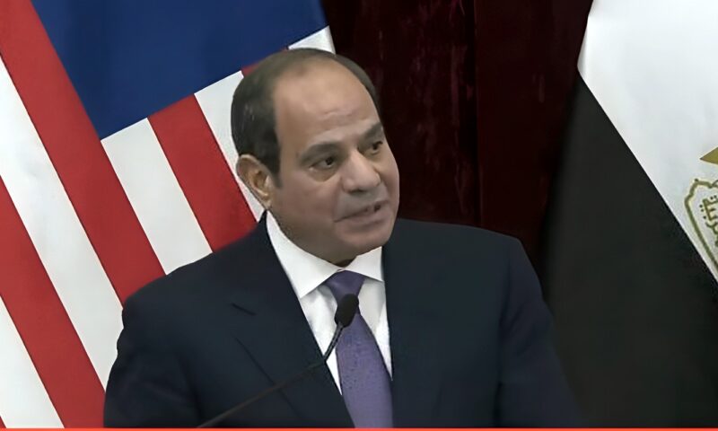 “مقدرش أنافسك”.. الرئيس السيسي يمازح رئيس وزراء ماليزيا على الهواء