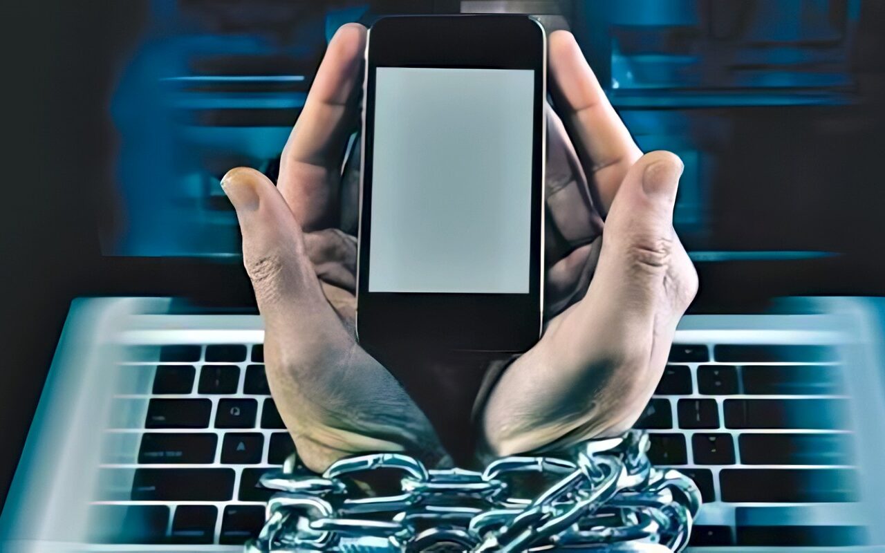 تعفن الدماغ والعزلة الاجتماعية.. تحذيرات من مخاطر الإفراط في استخدام السوشيال ميديا