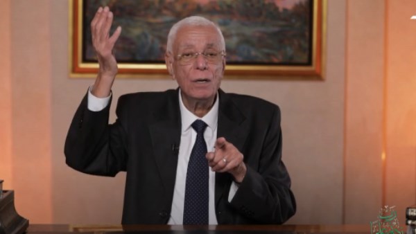 حسام موافي يحذر من تصلب الشرايين.. كيف يؤدي تراكم الكوليسترول إلى انسدادها؟