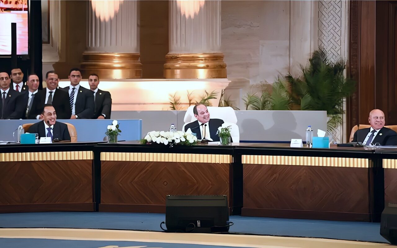 السيسي يدعو الشعب المصري للوقوف إلى جانب بلده والعمل لتجاوز التحديات