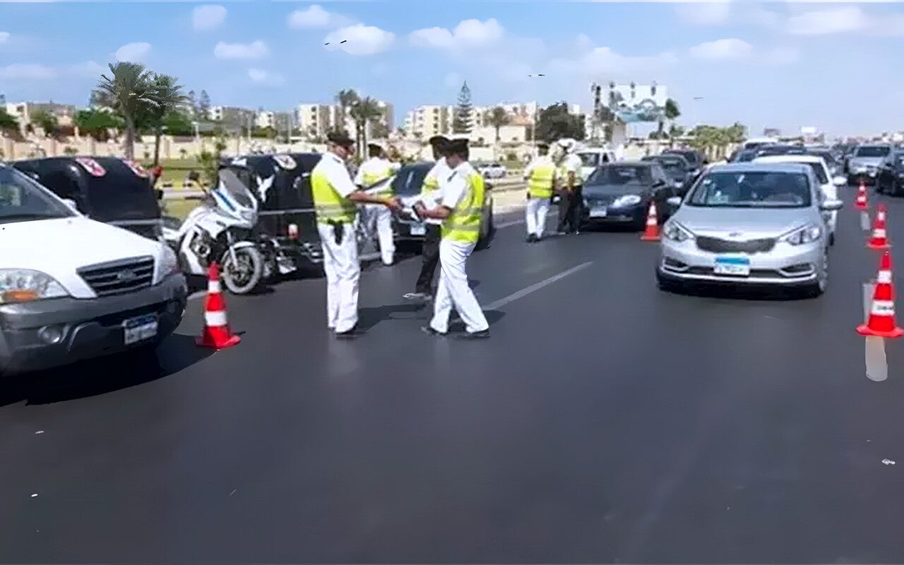حملات مرورية مكثفة تضبط 747 مخالفة لعدم ارتداء الخوذة وترفع 25 سيارة متهالكة من الشوارع
