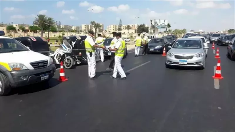 حملات مرورية مكثفة تضبط 747 مخالفة لعدم ارتداء الخوذة وترفع 25 سيارة متهالكة من الشوارع