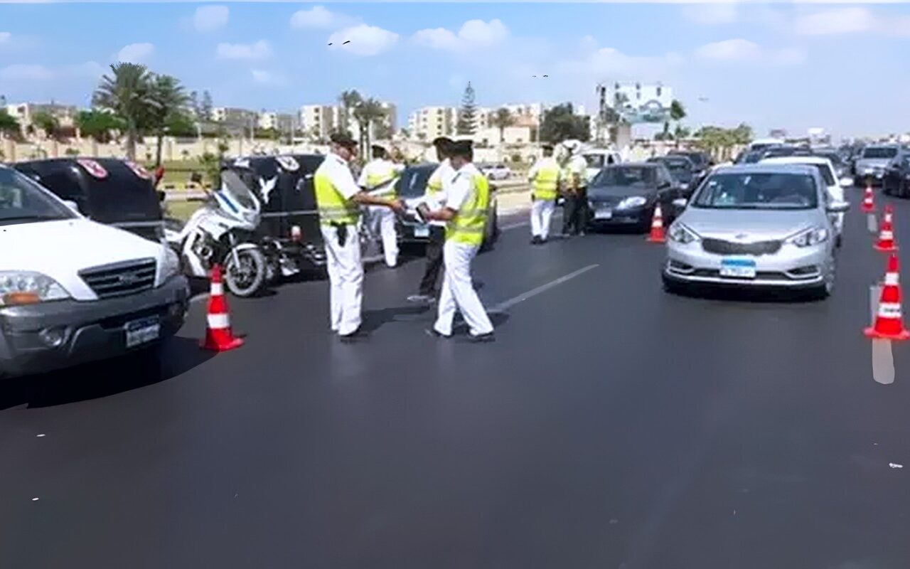 ضبط 890 مخالفة خوذة ورفع 26 سيارة ودراجة نارية متهالكة من الشوارع