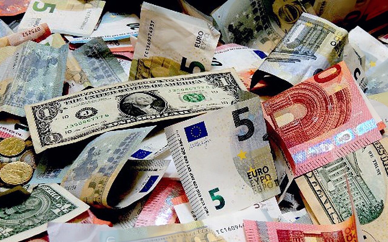 ثابتة بدون تغيير.. أسعار العملات الأجنبية اليورو والدولار في البنوك الآن