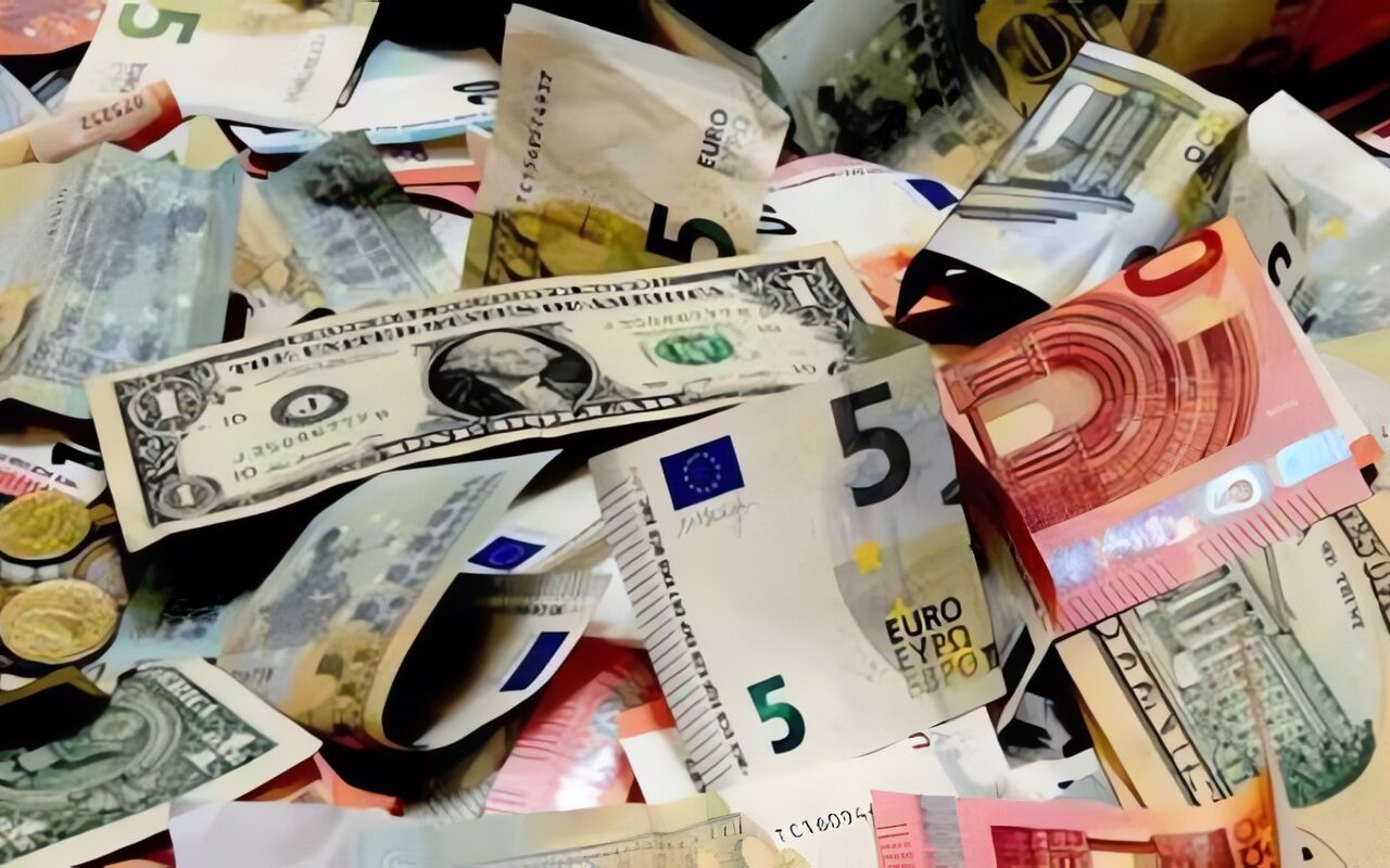 انخفاض طفيف.. تعرف على أسعار الدولار والعملات الأجنبية والعربية مقابل الجنيه