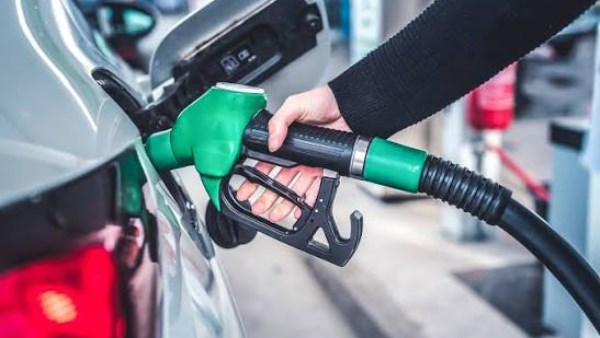 بعد قرار الحكومة بالتثبيت.. كيف يعاقب القانون المتلاعبين في أسعار البنزين والسولار