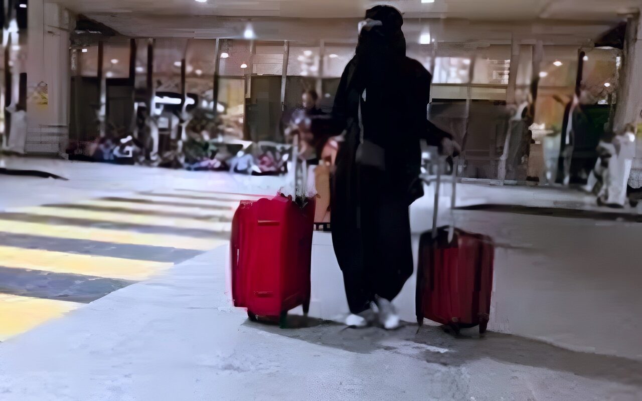 الإفتاء: يجوز للمرأة السفر لمنحة علمية بدون محرم بشروط