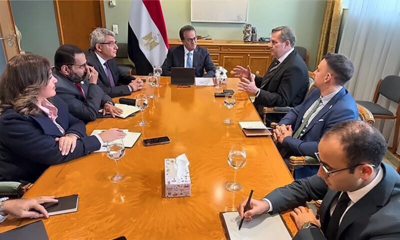 وزير الصحة يبحث مع ممثلي التحالف الألماني للصحة تعزيز التعاون المشترك وتوسيع مجالات الشراكة على هامش قمة الصحة العالمية ببرلين