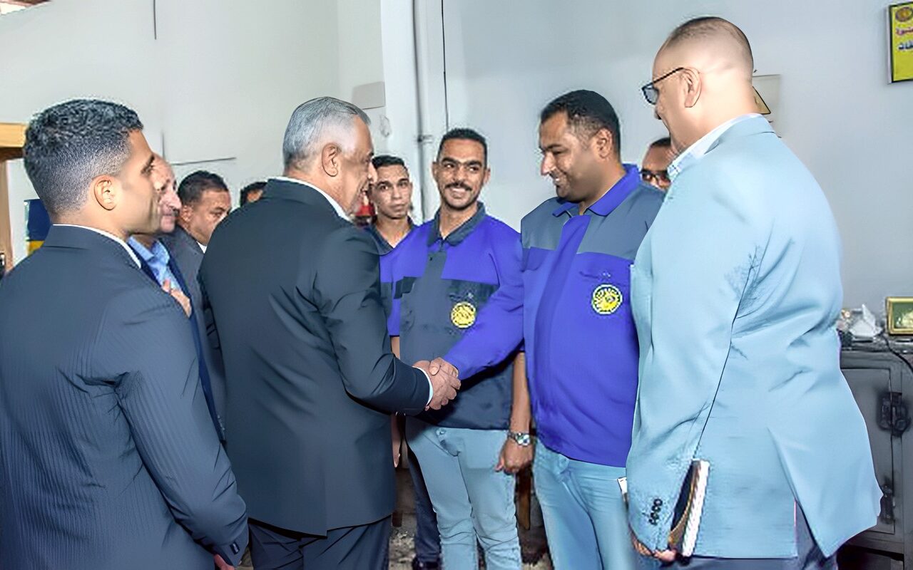 بالتزامن مع احتفالات أكتوبر.. وزير الدولة للإنتاج الحربي يتفقد خطوط إنتاج المدافع والأسلحة بمصنع 100 الحربي