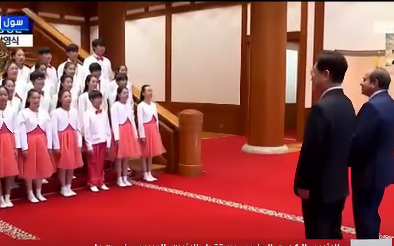 فيها حاجة حلوة.. الرئيس السيسي يمازح أطفال كوريا بعد وصلة غناء في استقباله بسول