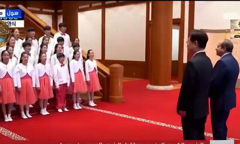 فيها حاجة حلوة.. الرئيس السيسي يمازح أطفال كوريا بعد وصلة غناء في استقباله بسول