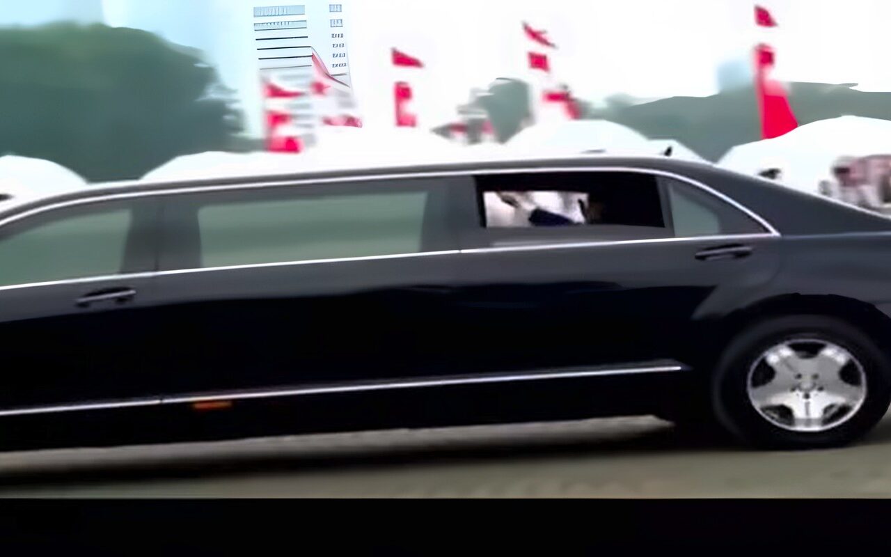الرئيس السيسي يبادل المواطنين التحية بإندونيسيا لحظة استقباله