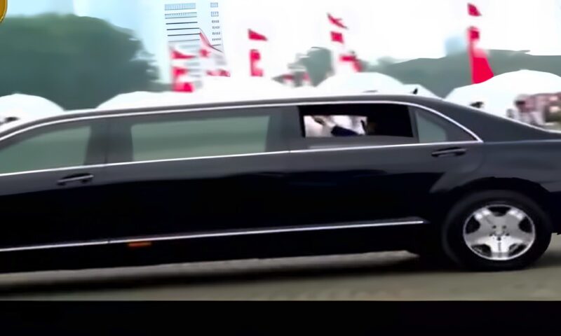 الرئيس السيسي يبادل المواطنين التحية بإندونيسيا لحظة استقباله