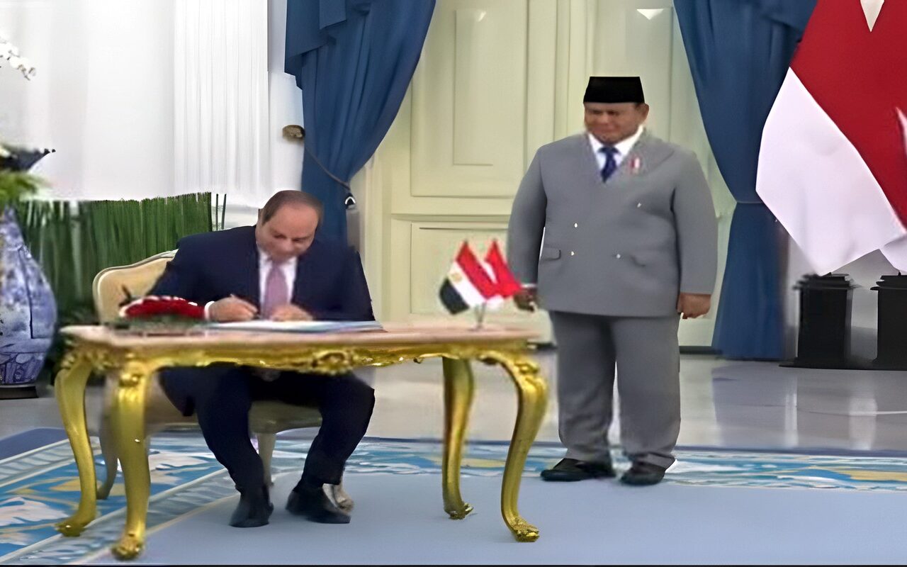 الرئيس السيسي يوقع في دفتر التشريفات بالقصر الرئاسي الإندونيسي