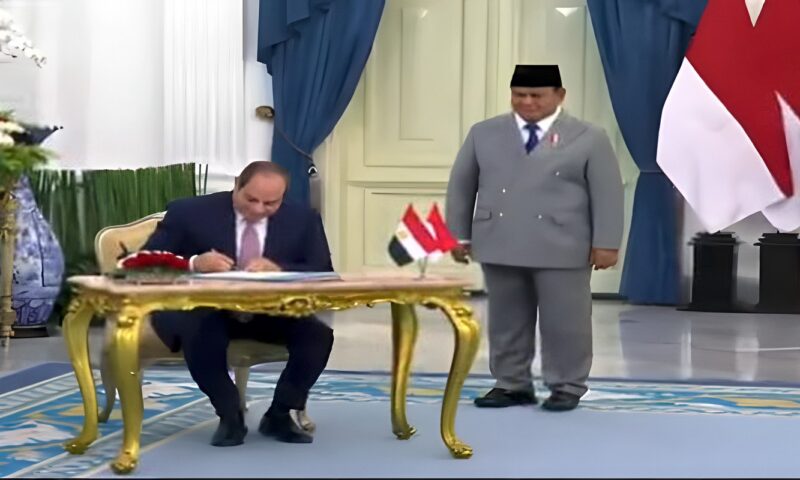 الرئيس السيسي يوقع في دفتر التشريفات بالقصر الرئاسي الإندونيسي
