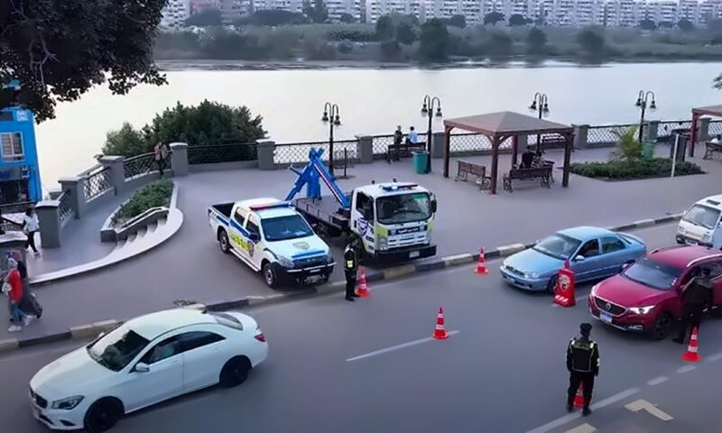 رفع 28 سيارة ودراجة متهالكة وتحرير 746 مخالفة لعدم تركيب الملصق الإلكتروني
