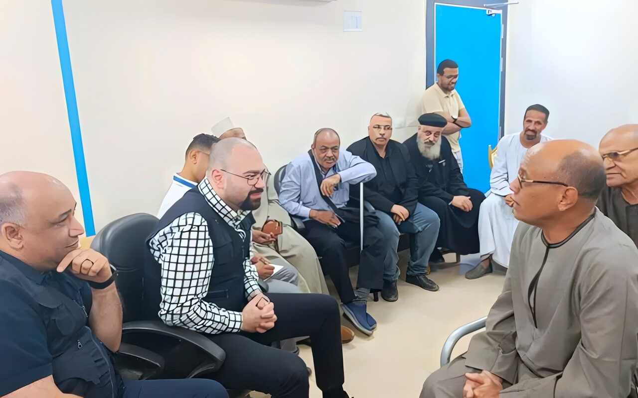 الرعاية الصحية بأسوان تبحث شكاوى واحتياجات منتفعي مركز رعاية طفل كوم أمبو