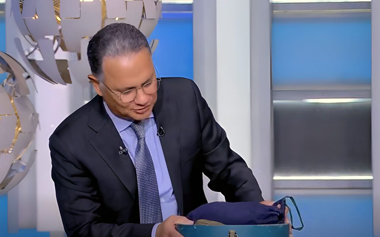 شريف عامر يعرض علبة عمرها 56 عاما.. متعلقات طيار مصري شهيد تحفظ ذاكرة جيل من أبطال حرب الاستنزاف