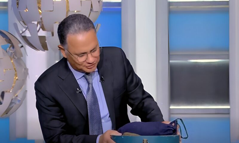 شريف عامر يعرض علبة عمرها 56 عاما.. متعلقات طيار مصري شهيد تحفظ ذاكرة جيل من أبطال حرب الاستنزاف