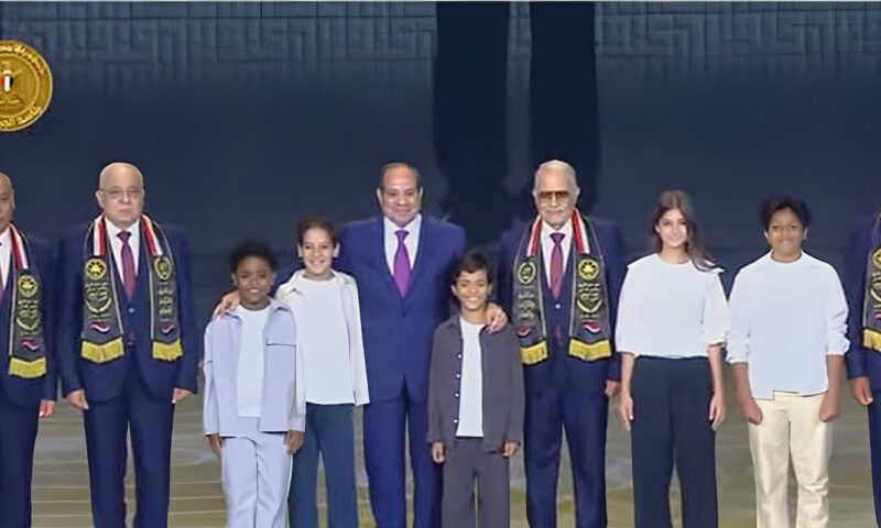 خلال الندوة التثقيفية للقوات المسلحة.. الرئيس السيسي يكرم عددا من أبطال حرب أكتوبر