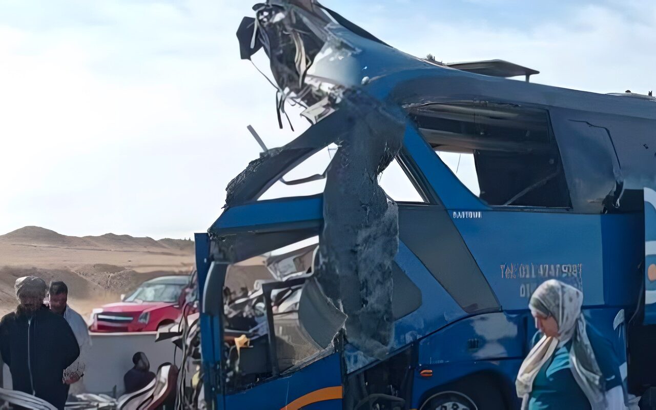 الصحة: 13 وفاة و34 مصابا في حادث طريق القاهرة أسيوط الصحراوي.. والدفع بـ28 سيارة إسعاف