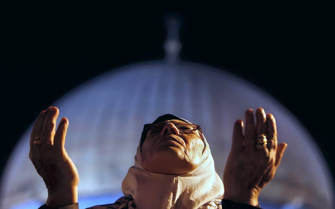 كيف تواجه صعوبات الحياة؟.. عليك بهذا الدعاء لراحة البال وتفريج الهموم