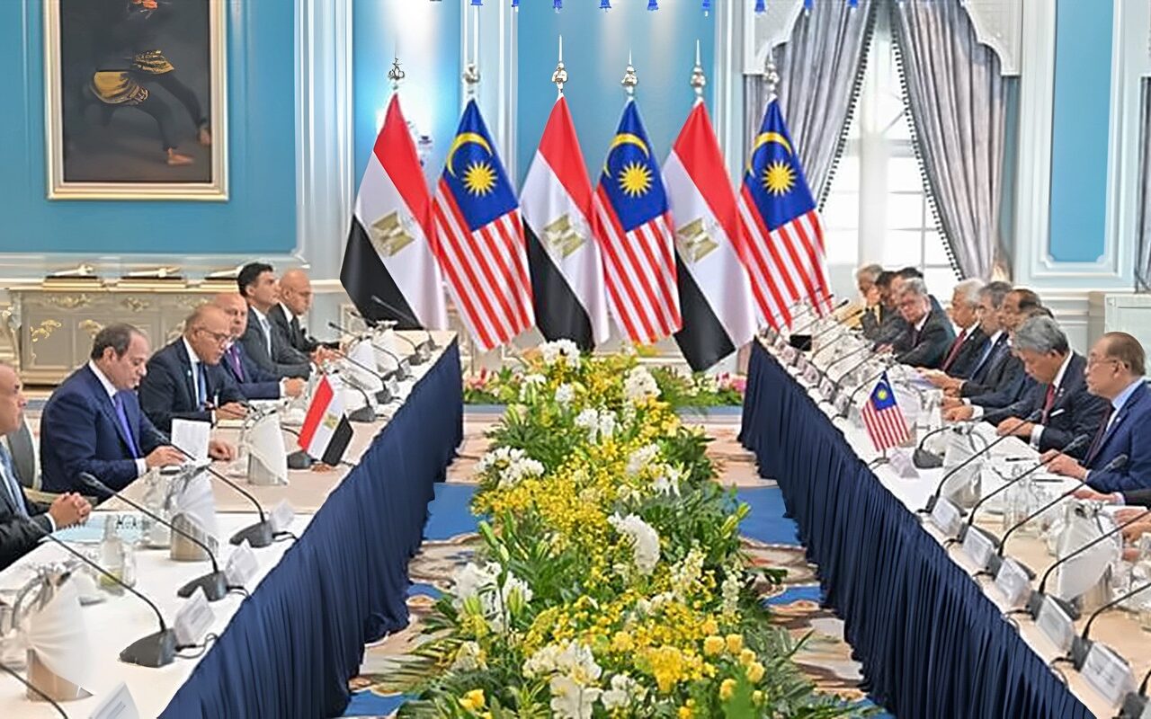 نتائج زيارة السيسي إلى ماليزيا.. 4 مذكرات تفاهم.. تطوير الشراكة المصرية الماليزية في الاقتصاد والتجارة والاستثمار وتعزيز المشاورات السياسية.. وتكريم رئاسي بأعلى وسام اتحادي