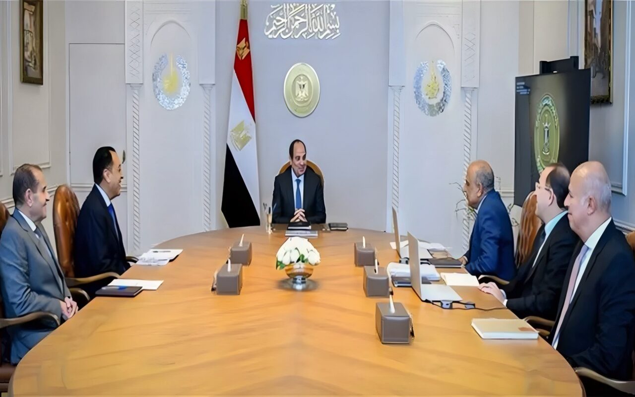 تكليفات جديدة من السيسي للحكومة: ضرورة بناء مزيج طاقة أكثر تنوعا واستدامة.. العمل على توطين صناعات الرمال السوداء والعناصر النادرة.. وتنفيذ خطط خفض مديونية أجهزة الموازنة العامة