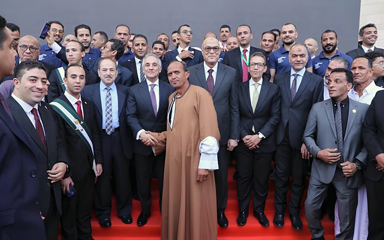 وزير العدل يصافح أهالي أعضاء الهيئات القضائية الجدد ويشاركهم فرحة حلف اليمين