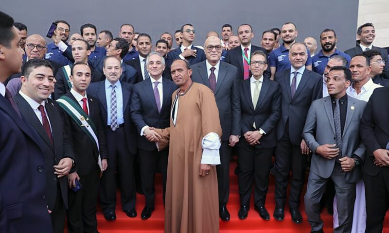 وزير العدل يصافح أهالي أعضاء الهيئات القضائية الجدد ويشاركهم فرحة حلف اليمين