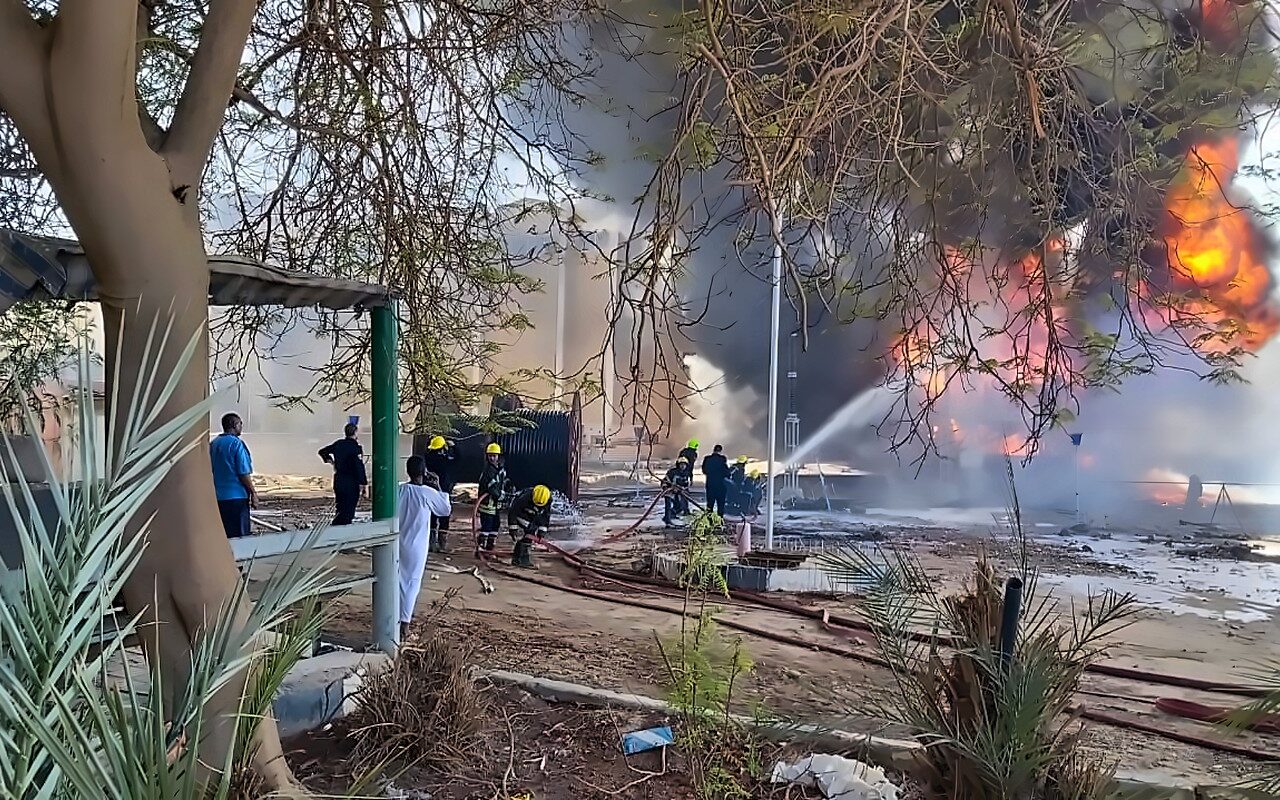 النيران تشتعل في محول كهرباء خلف مسجد بسوهاج.. والحماية المدنية تسيطر