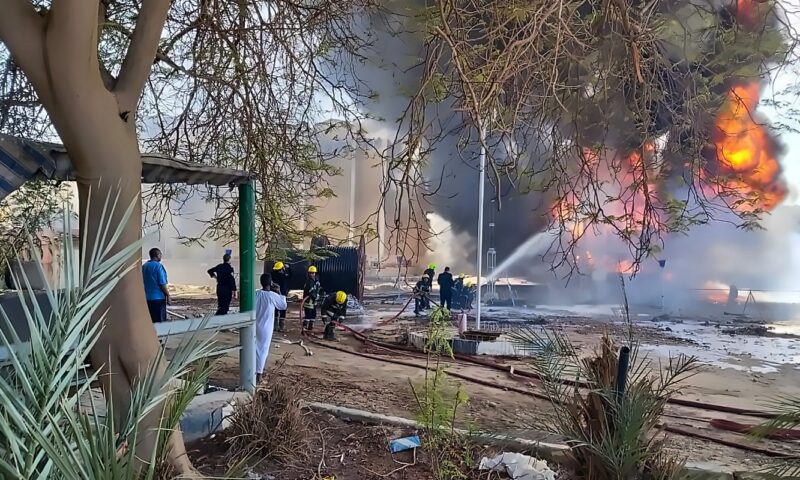 النيران تشتعل في محول كهرباء خلف مسجد بسوهاج.. والحماية المدنية تسيطر