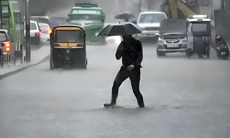 أمطار غزيرة وانخفاض الحرارة.. الأرصاد تحذر من موجة تقلبات جوية غدًا