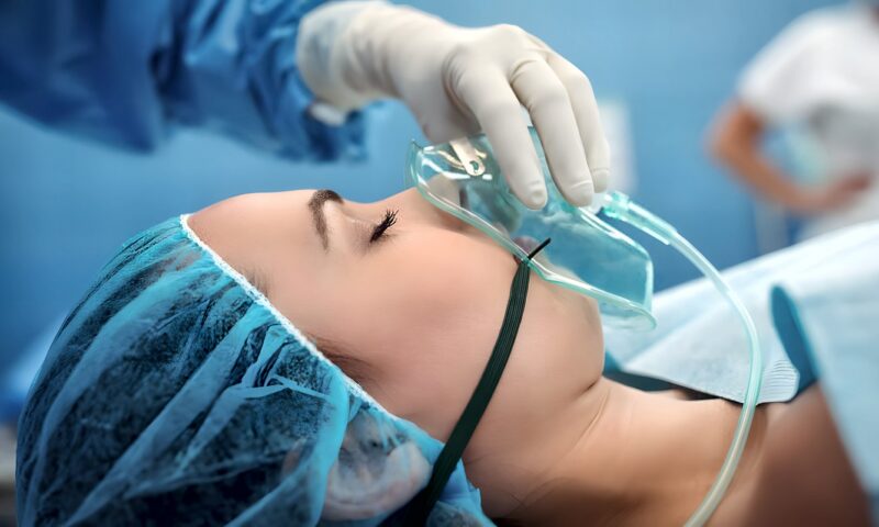 هل يسمعك المريض وهو مخدر؟ دراسة تكشف قدرة مدهشة للدماغ على معالجة الكلام