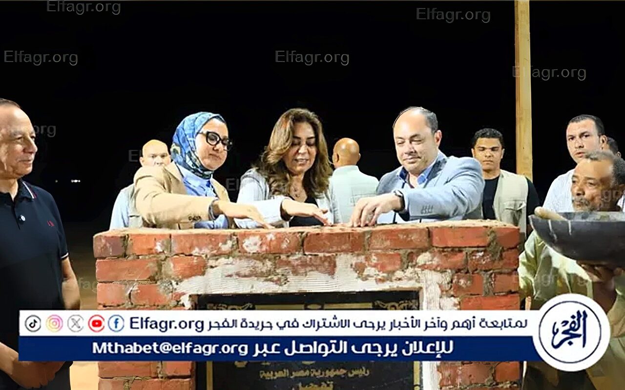 وزيرة التنمية المحلية والبيئة ومحافظ الوادي الجديد يضعان حجر أساس مجمع التمور والثلاجات بالداخلة
