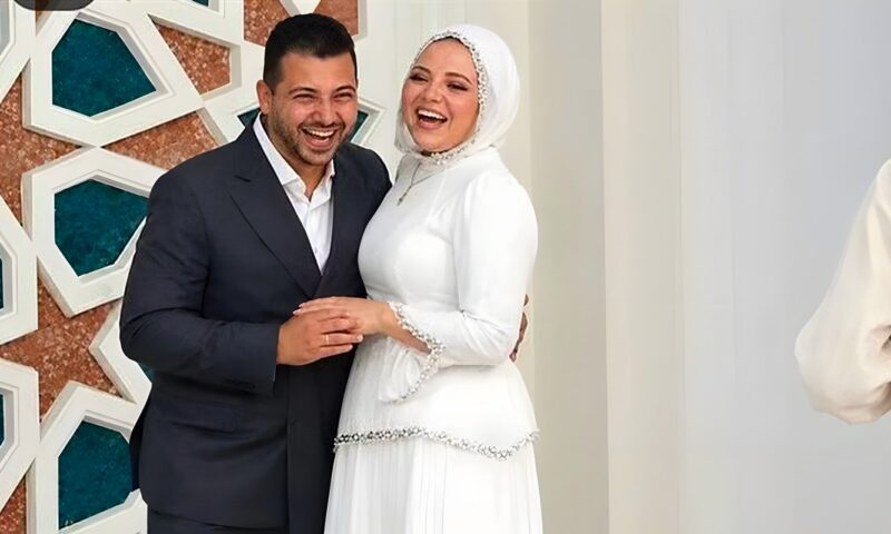 من زغرودة الأم إلى هيبة الأب، 8 صور ترصد فرحة إبراهيم حسن وزوجته في عقد قران ابنهما
