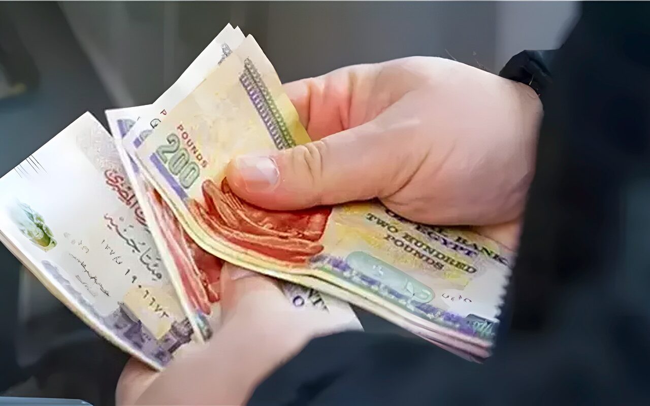 أمين الفتوى يوضح حكم إعطاء الزوجة أموالًا لأهلها من مصروف البيت دون علم زوجها