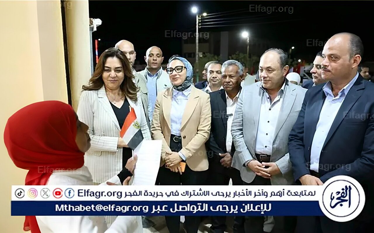وزيرة التنمية المحلية والبيئة ومحافظ الوادى الجديد تفتتحان مجمع الصناعات الحرفية بقرية مرزوق