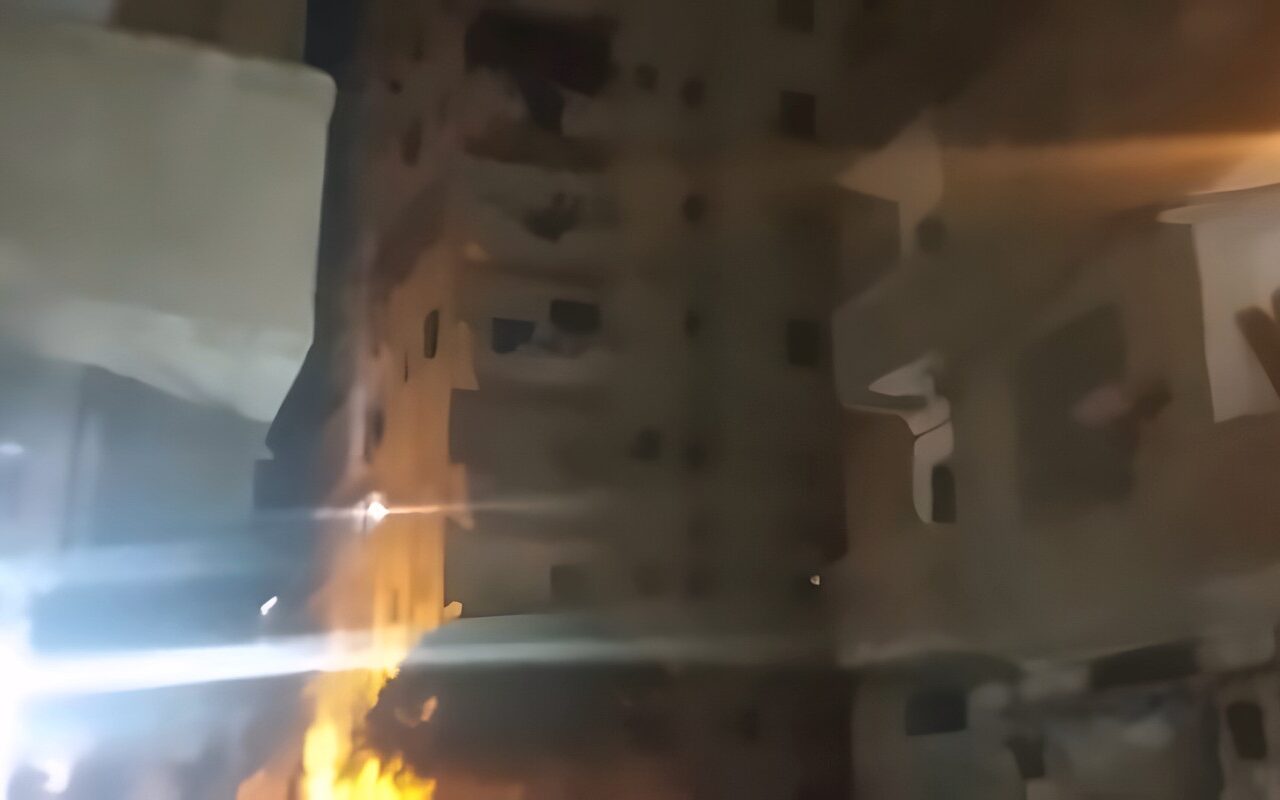 إخلاء العقارات المجاورة للبرج المائل فى الإسكندرية تمهيدا لإزالة 5 أدوار
