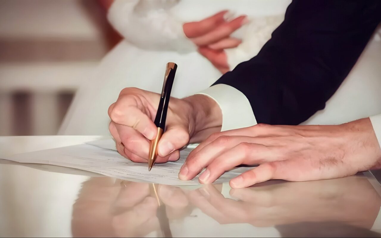 ما الحدود الشرعية بين الزوجين بعد عقد القران وقبل الزفاف؟ الإفتاء توضح