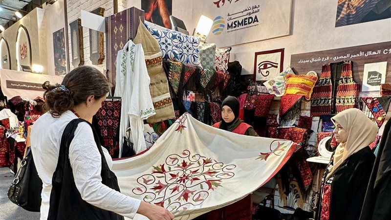 الهلال الأحمر المصري يشارك بإبداعات المرأة السيناوية والحرف الخيامية في معرض «تراثنا»