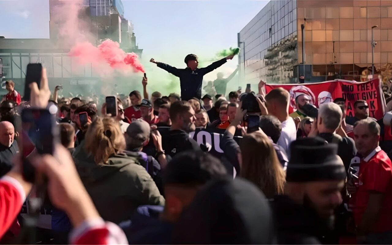 جماهير مانشستر يونايتد تهاجم اللاعبين في محطة القطار قبل قمة تشيلسي (فيديو)