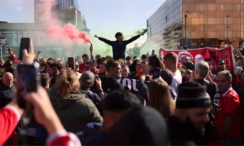 جماهير مانشستر يونايتد تهاجم اللاعبين في محطة القطار قبل قمة تشيلسي (فيديو)