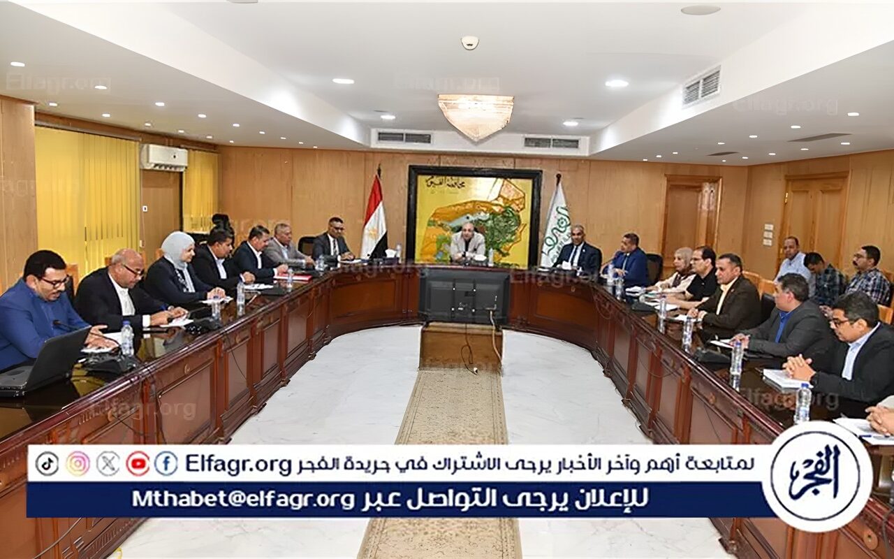 محافظ الفيوم يتابع آخر المستجدات بملف تقنين أراضي الدولة.. ويؤكد على سرعة إنهاء الإجراءات
