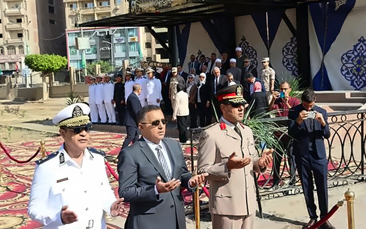 في الذكرى الـ53 لانتصارات أكتوبر.. محافظ القليوبية يضع إكليل الزهور على النصب التذكاري لشهداء المحافظة
