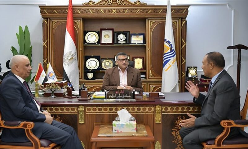 محافظ قنا يستقبل رئيس شركة مياه الشرب الجديد لبحث تطوير الخدمات